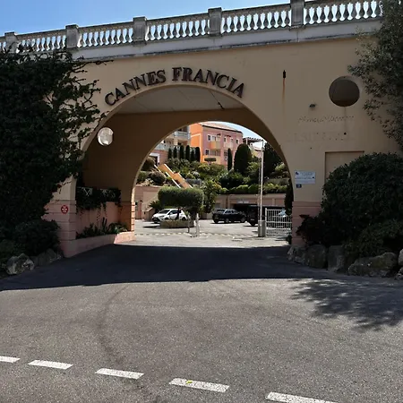 Francia Apartment
